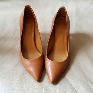 14th & Union Caramel Faux Leather Heels. Size 9M.
